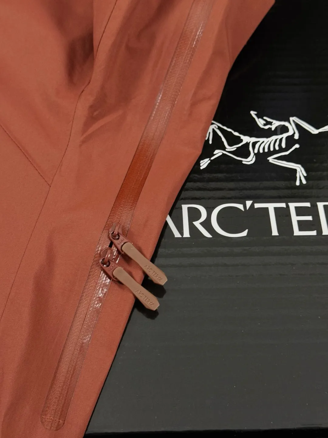 G 02 New Arrival Arcteryx B eta Series SL GORE-TEX Breathable 25SS New Arrival SL Lt ， Lt New Arrival ， ， ， Lt Yb 3D ， Tri-Durance ， Factory 📃 🔍 ， YKK ， ， ， 。 SL ， 。 bluesign@ N 38LGORE-TEX ， Wear-Resistant， 、 Breathable， 。 Storm Hood™ ， Water Tight™ ， ， ， 。 ，VISLON ， Velcro ， Zip-in， ARC TERYX BETA： 。 GORE-TEX： 、 、Breathable 。 ：Black Sizes：S-XXL ：112 116 120 124 128 ： 72 74 76 78 80 ：64.5 66 67.5 69 70.5 ：49.8 51 52.2 53.4 54.6